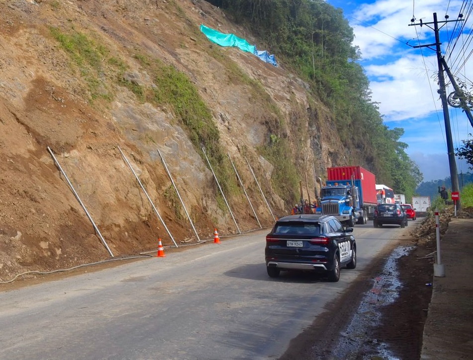 Habilitan paso doble carril en el km 83 de la vía Alóag–Santo Domingo tras limpieza de rocas